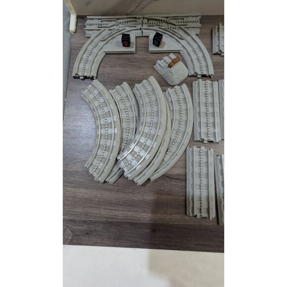 Lionel Little Lines Gray Plastic Train Track Set With Curved & Straight Pieces r - Picture 2 of 8